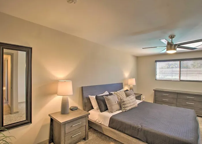 Poolside Relaxation: Upscale Gem 3 Mi To Old Town! Holiday home *