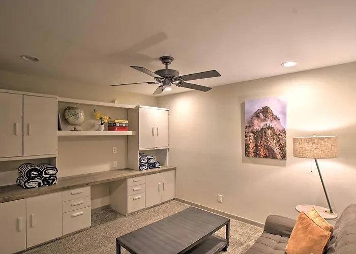 Poolside Relaxation: Upscale Gem 3 Mi To Old Town! Holiday home Scottsdale