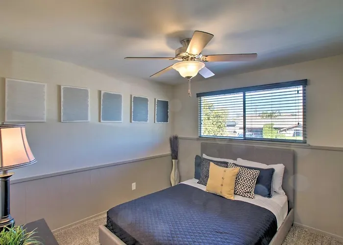 Holiday home Poolside Relaxation: Upscale Gem 3 Mi To Old Town! *