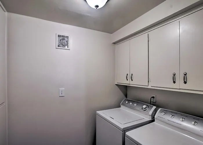 Poolside Relaxation: Upscale Gem 3 Mi To Old Town! Holiday home Scottsdale