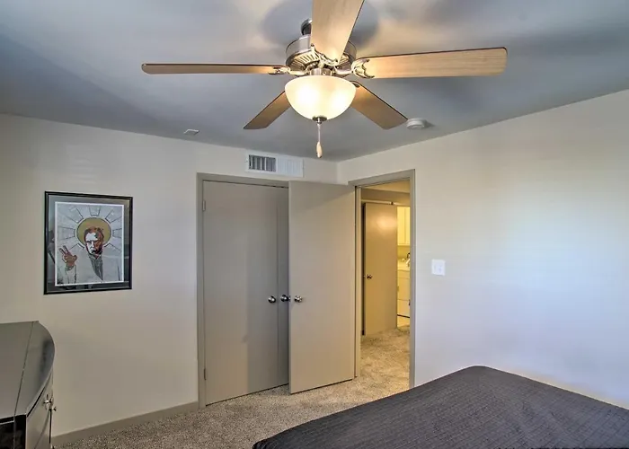 Poolside Relaxation: Upscale Gem 3 Mi To Old Town! Holiday home