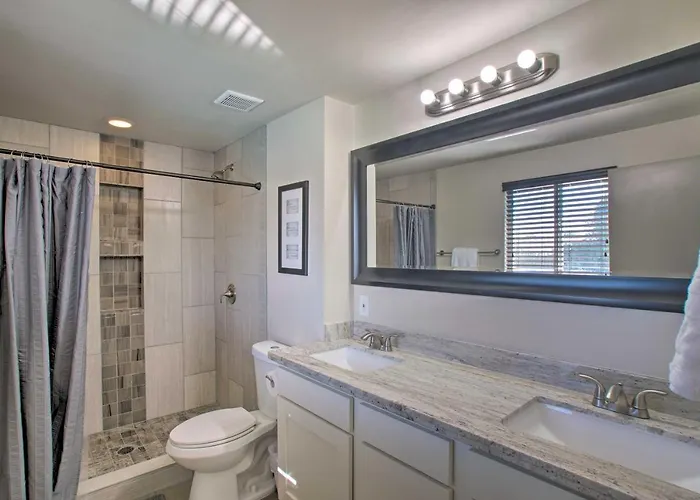 Poolside Relaxation: Upscale Gem 3 Mi To Old Town! Holiday home Scottsdale