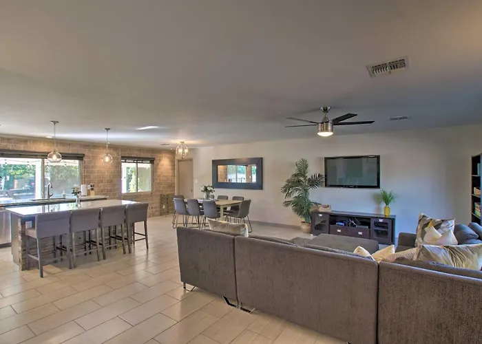Poolside Relaxation: Upscale Gem 3 Mi To Old Town! Holiday home *