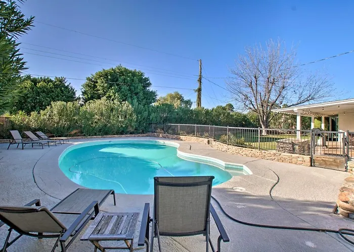Poolside Relaxation: Upscale Gem 3 Mi To Old Town! Holiday home
